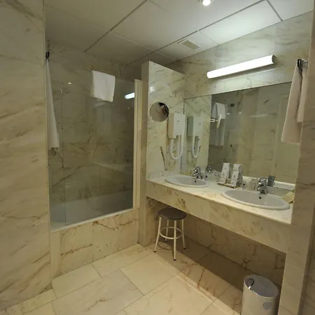 Otel Puerta De Segovia 4*