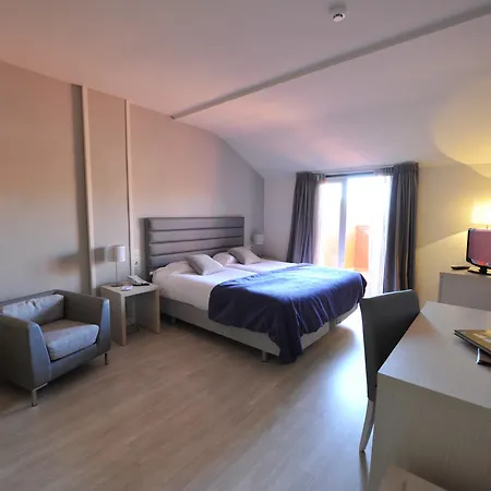 Puerta De Segovia 4*