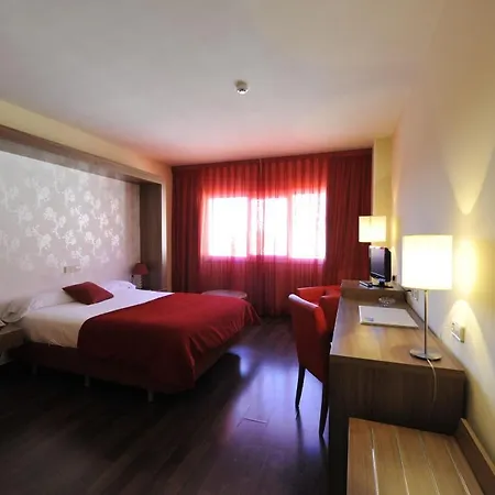 Otel Puerta De Segovia 4*
